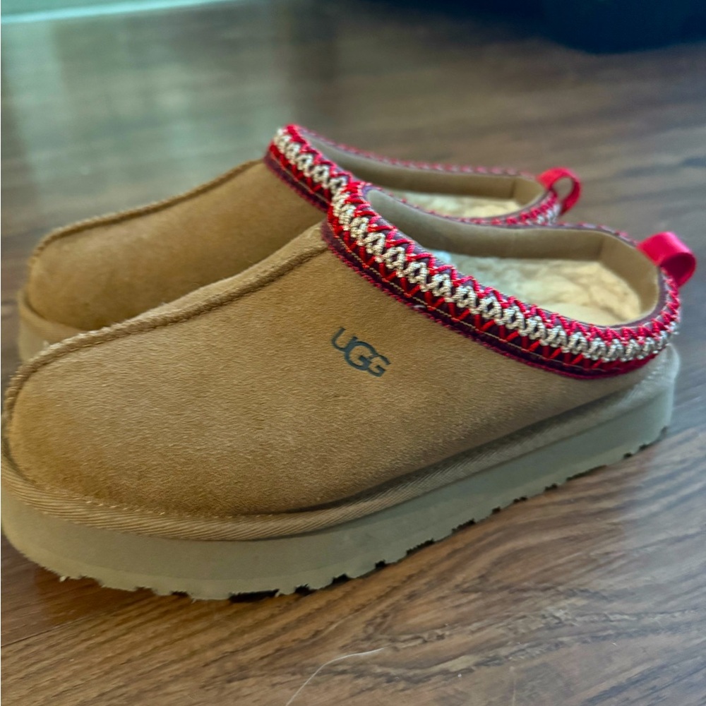 Kids UGG tazz. Size 4 kids/6 women’s
Bought the wrong size. 
Never worn.
No box